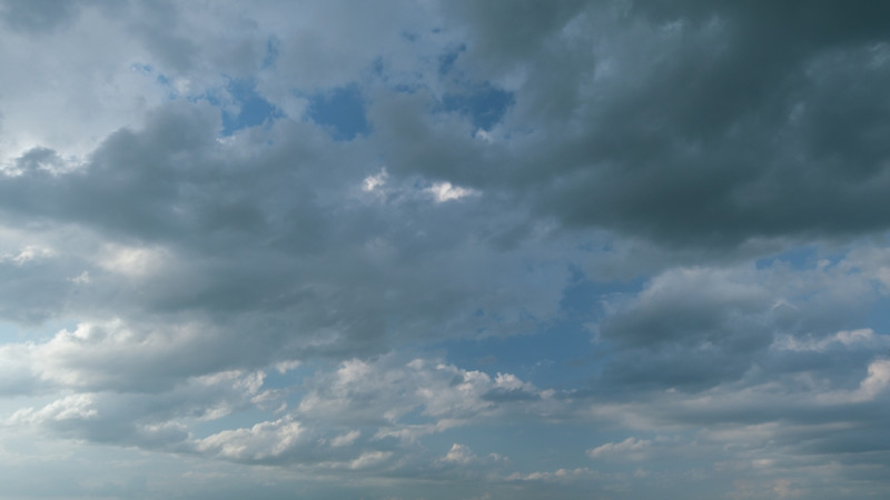 Vue d'un ciel contrasté