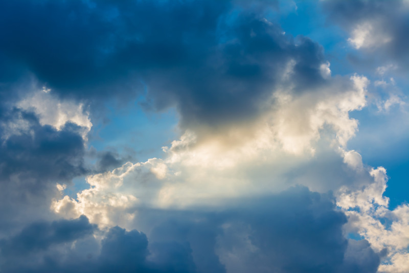 Vue d'un ciel contrasté