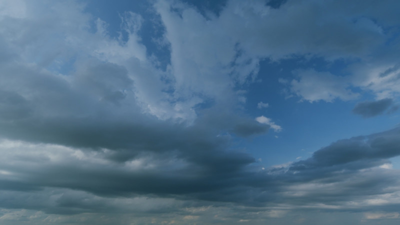 Vue d'un ciel avec des éclaircies