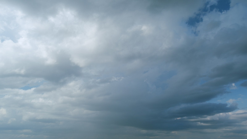 Vue d'un ciel avec des éclaircies