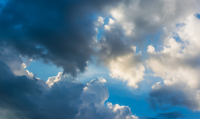 Vue d'un ciel avec des éclaircies
