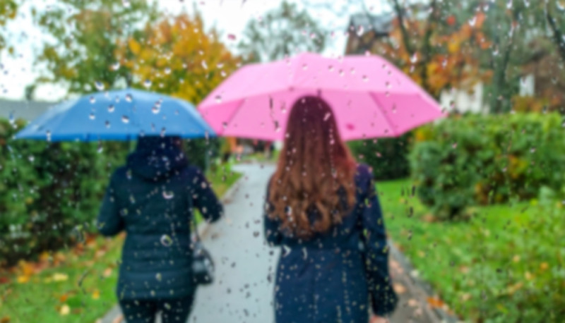 Deux femmes marchent sous la pluie