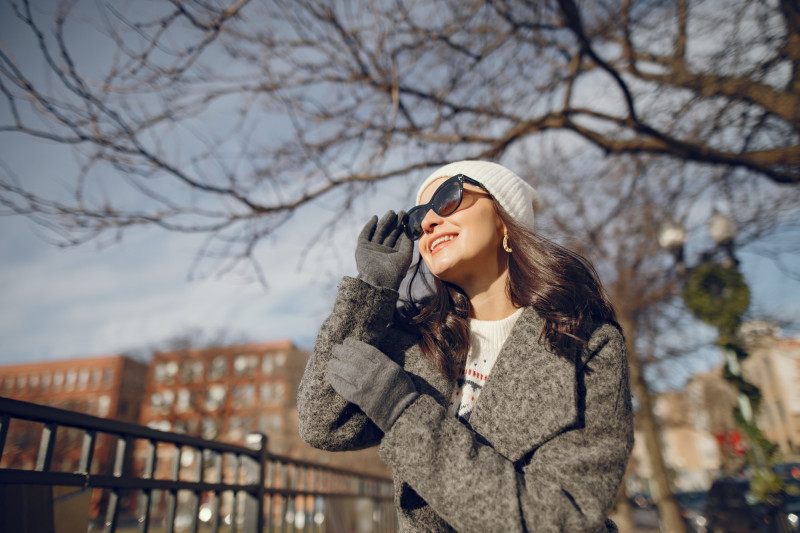 Une femme avec des lunettes de soleil