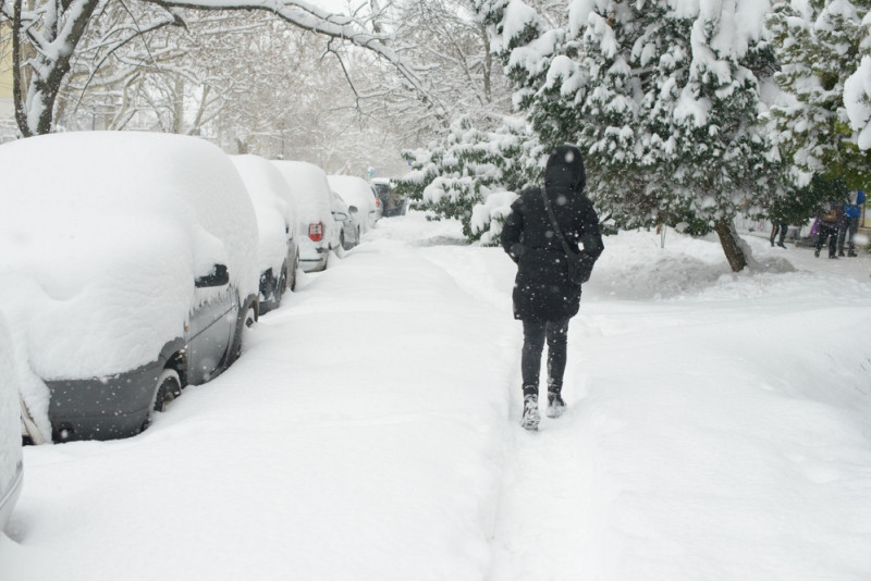 Une femme marche dans une épaisse couche de neige