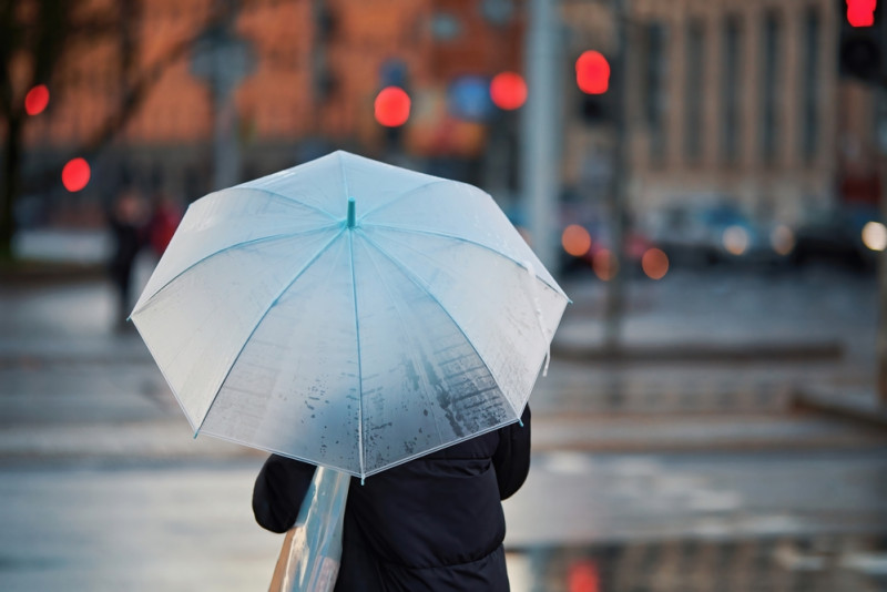 Femme avec un parapluie