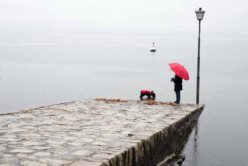 Une femme avec un parapluie sur une digue