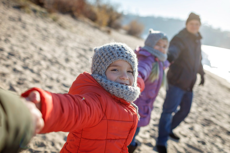 Des enfants à la plage en hiver