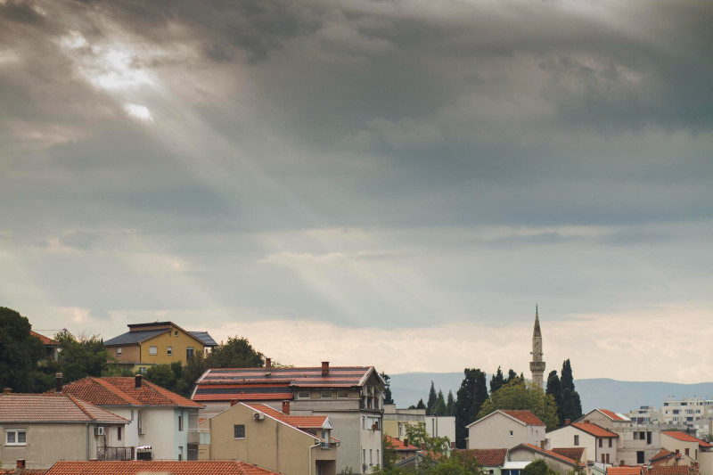 Village sous un ciel nuageux