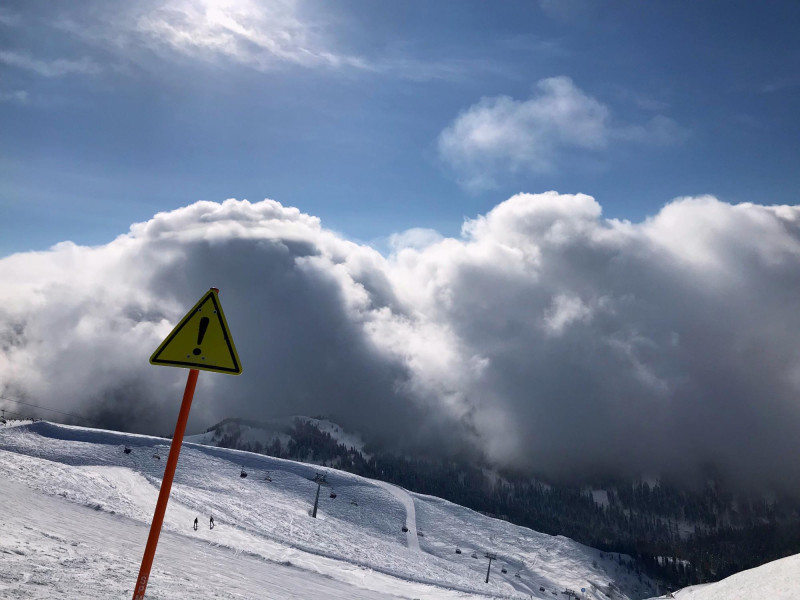 Panneau attention en montagne