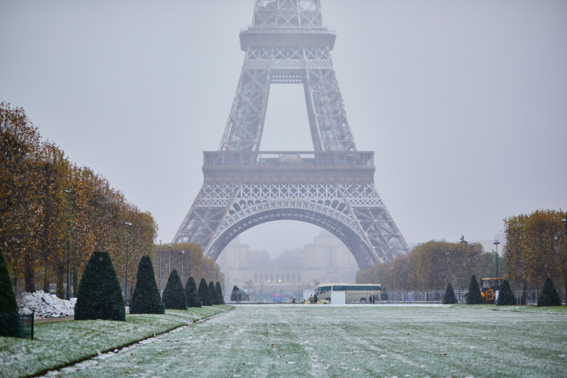 Tour Eiffel et champ de mars enneigé