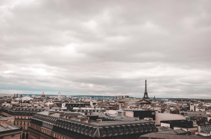 Vue de paris avec ciel nuageux
