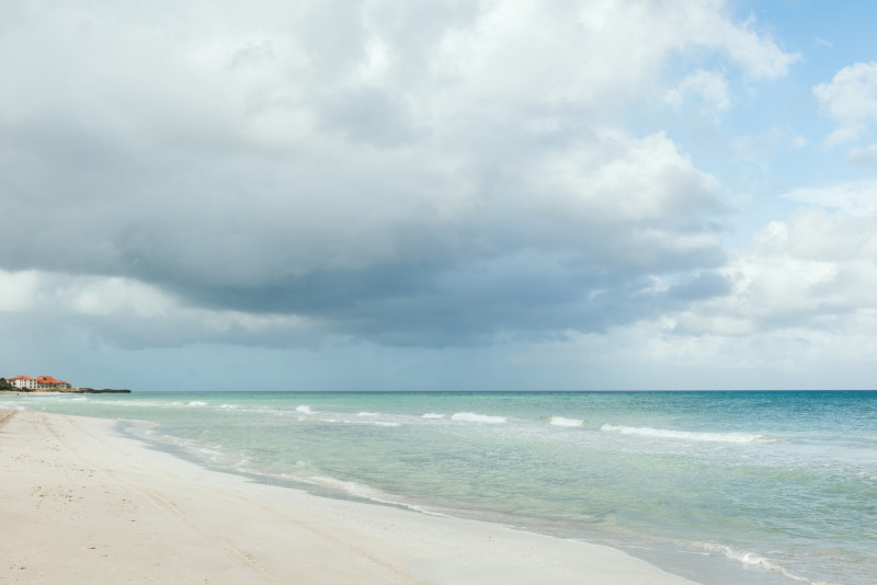 Plage avec des nuages