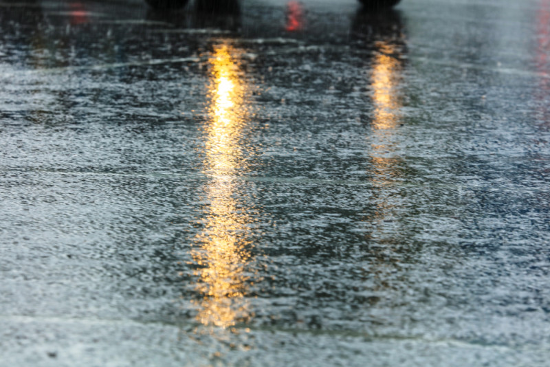 Vue de la pluie sur une route
