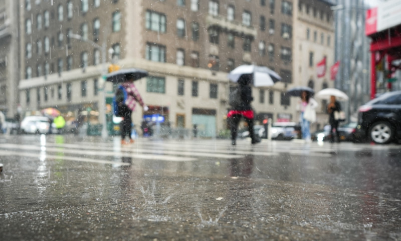 Personnes dans une rue sous la pluie