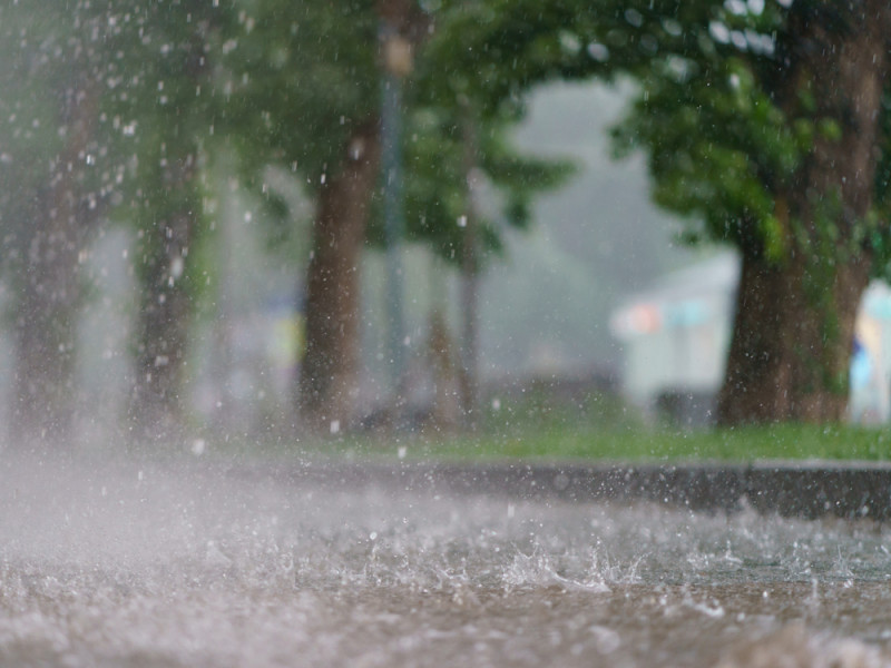De la pluie tombe fort