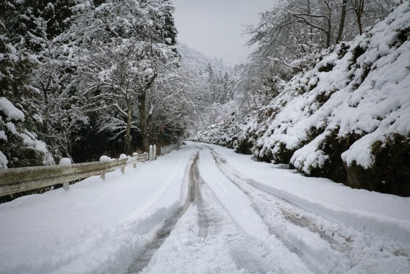 Vue d'une route enneigée dans la montagne