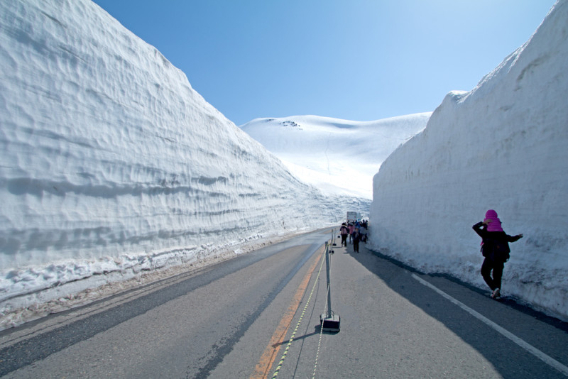 Route avec des congères énormes au Japon