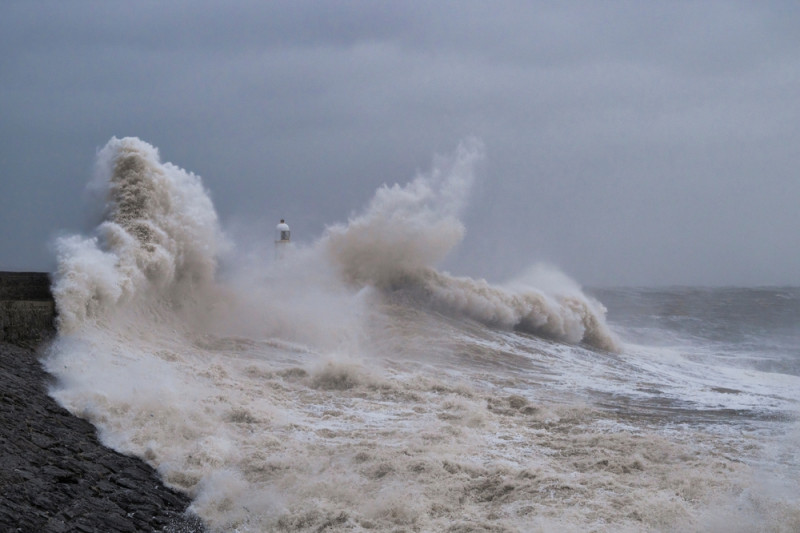 Vagues sur une digue