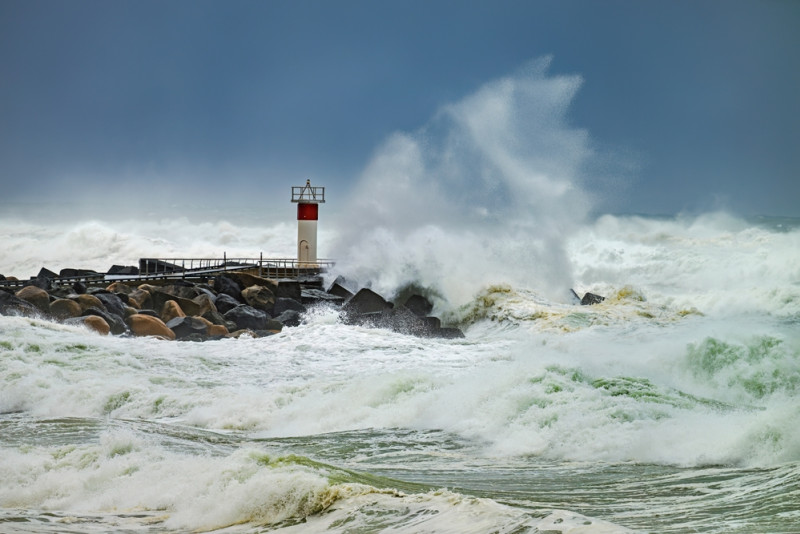 Mer qui s'écrase sur un phare