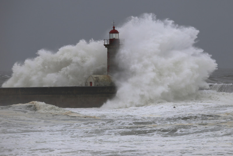 Vue d'une tempête en mer