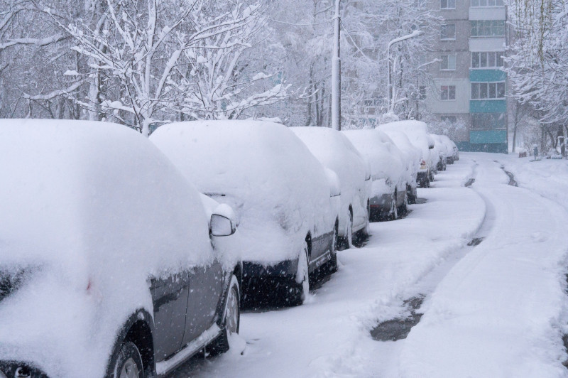 Voitures garées couvertes de neige