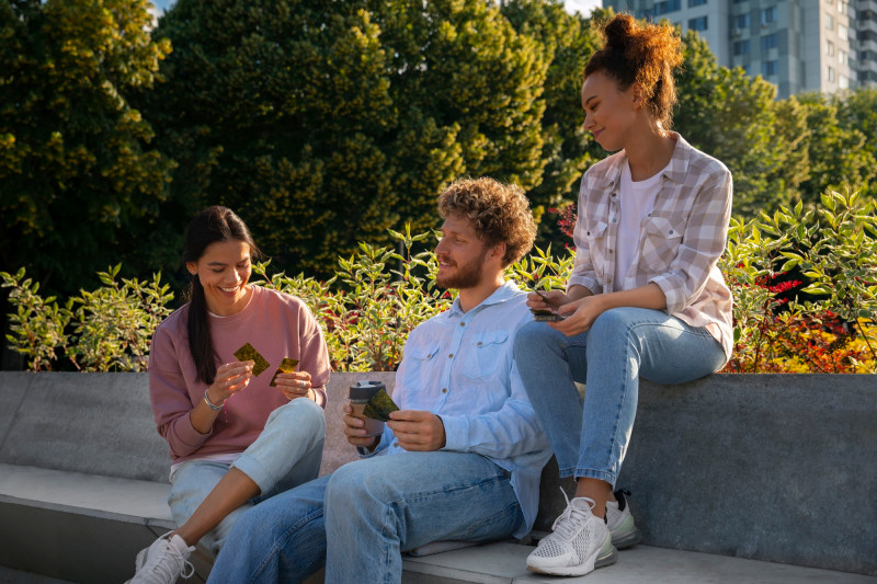 Des amis assis sur un banc au soleil