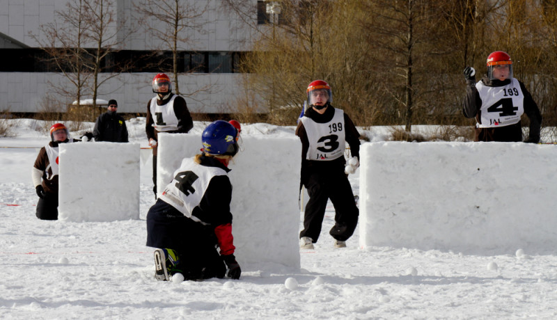 Des hommes font une bataille de boules de neige