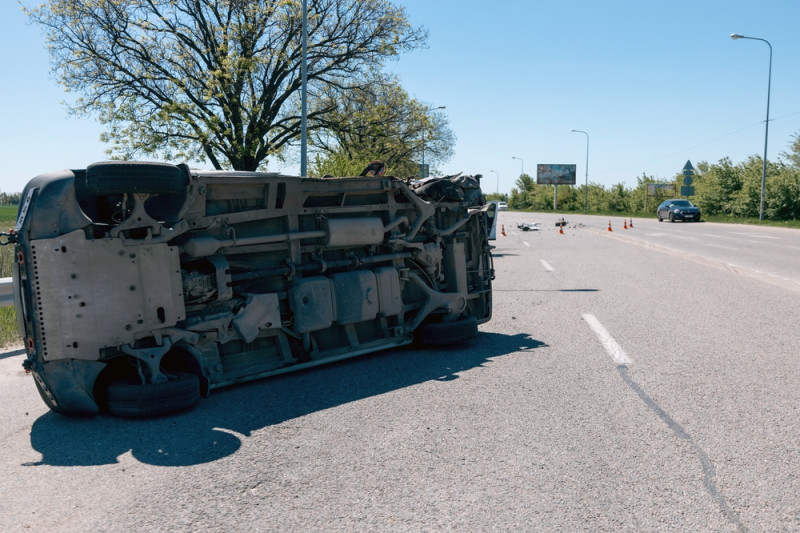 Voiture retournée sur une route après un accident