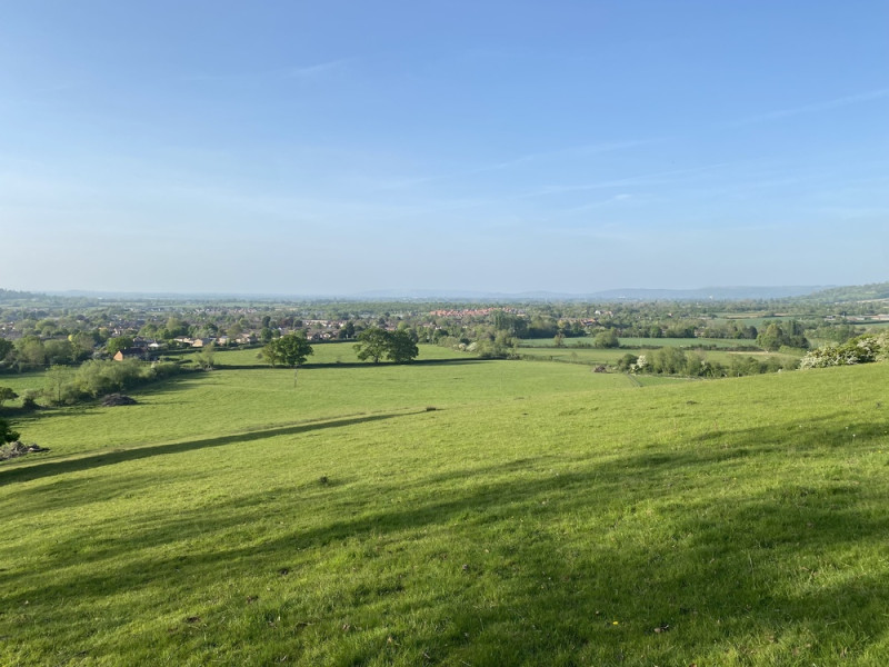 Campagne avec ciel bleu