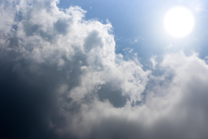 Ciel nuageux avec soleil