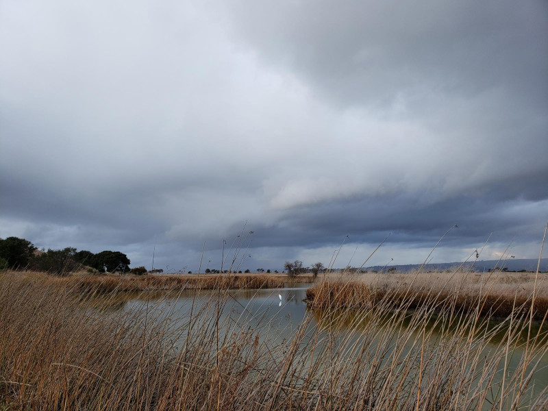Ciel de pluie au-dessus d'une rivière