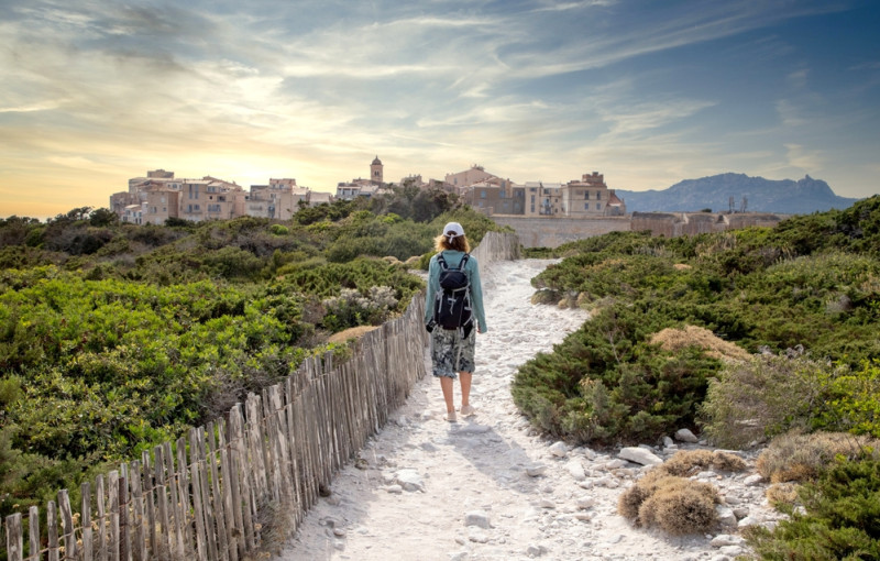 Une femme sur un chemin vers Bonifacio