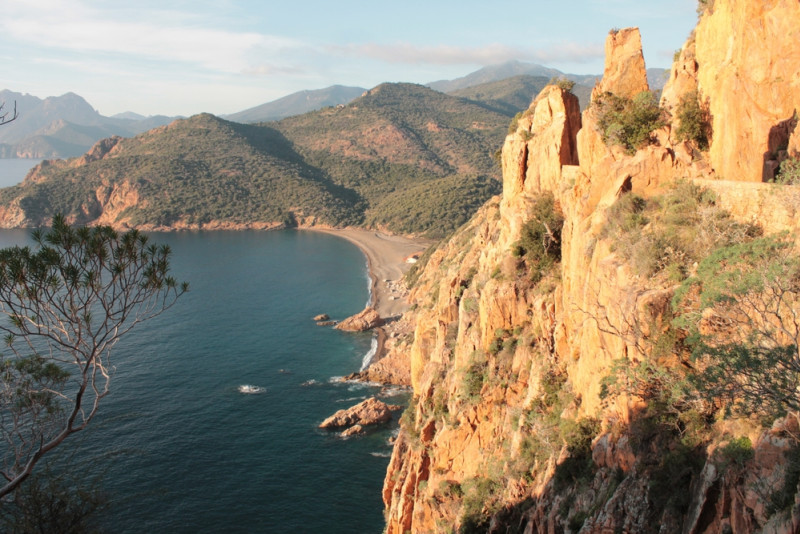 Vue sur une baie en Corse