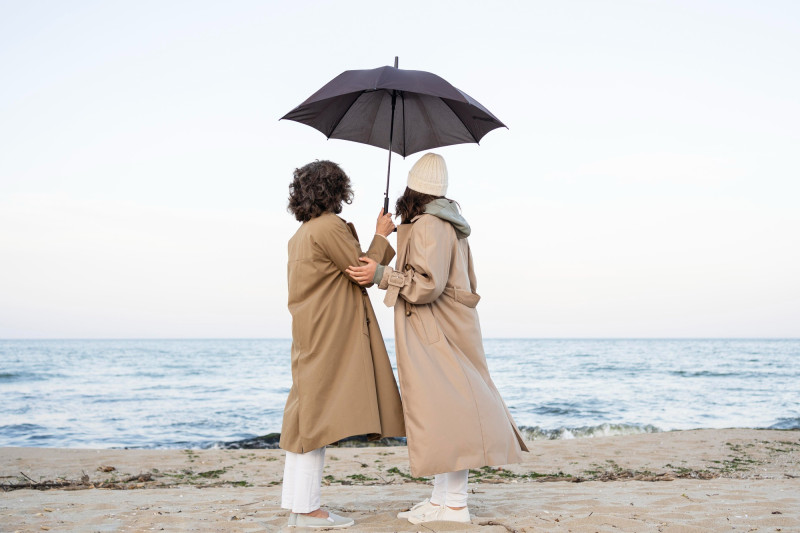 Un couple sur une plage avec un parapluie