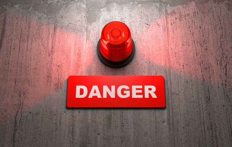 Panneau danger avec alerte rouge