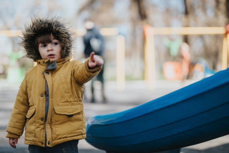Un enfant vêtu d'un manteau en hiver