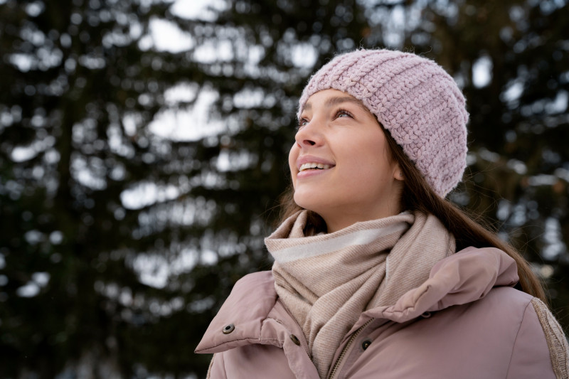 Une femme avec un bonnet