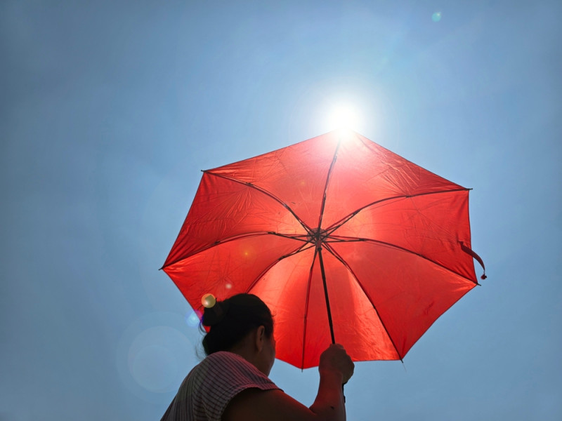 Une femme avec une ombrelle au soleil