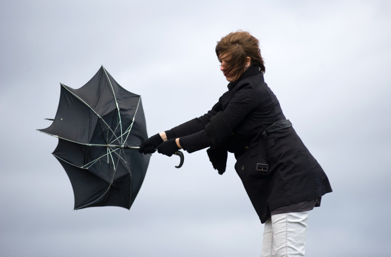 Une femme avec un parapluie retournée
