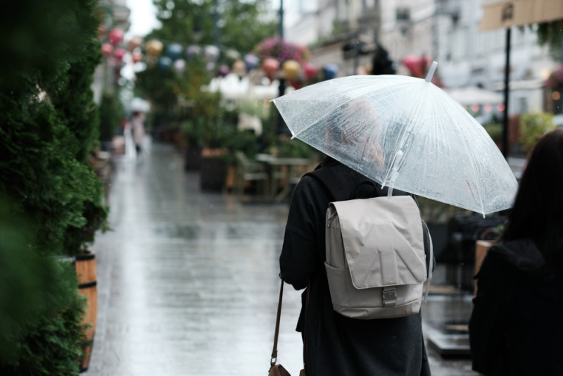 Femme avec un parapluie