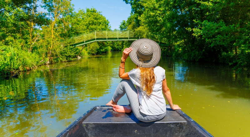 Une femme sur un bateau dans une rivière
