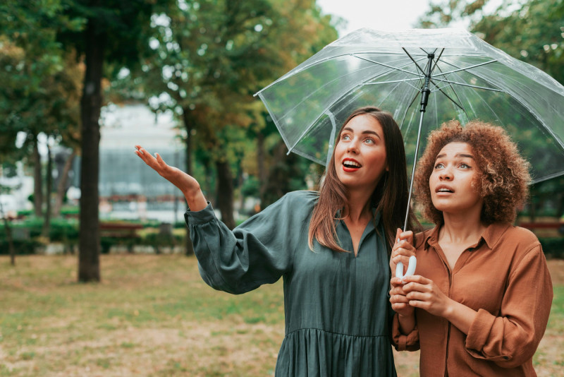 Deux femmes avec un parapluie