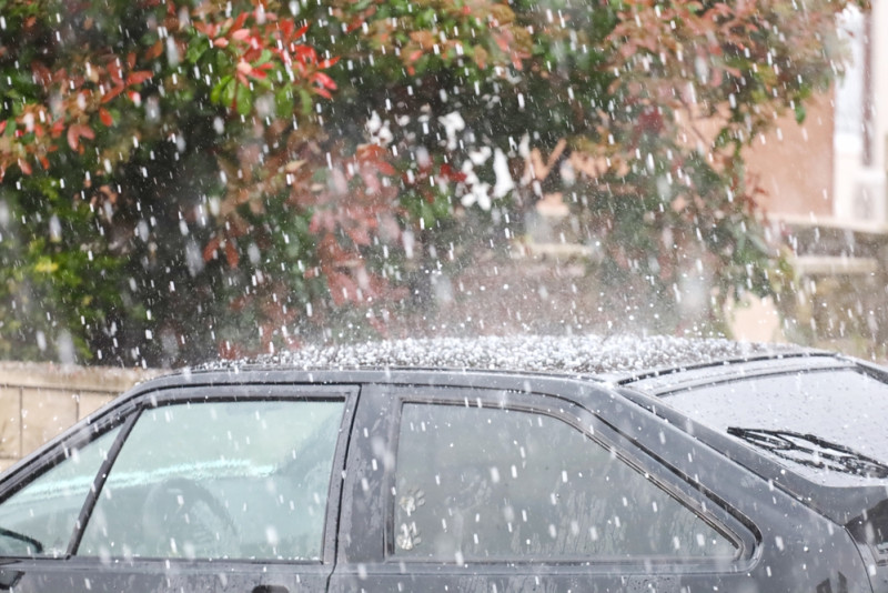 De la grêle tombe sur une voiture