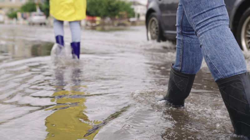 Des personnes marchent dans l'eau