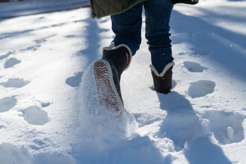 Une personne marche dans la neige