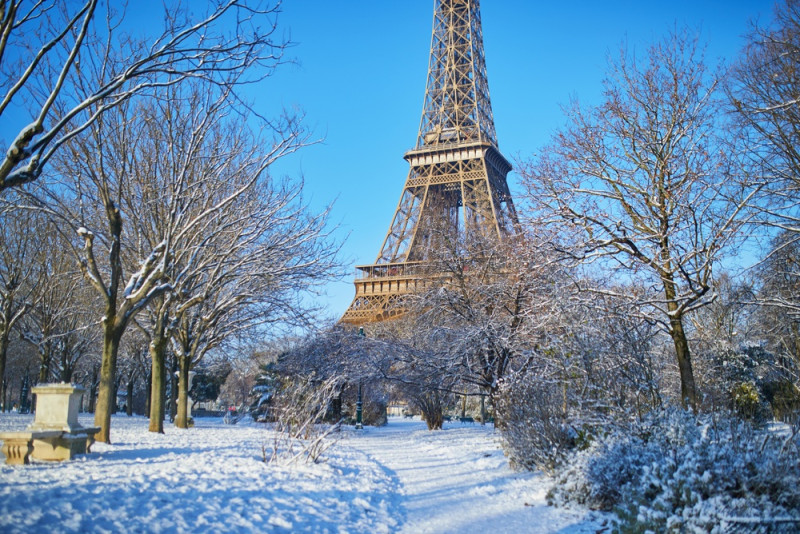 Tour eiffel sous la neige