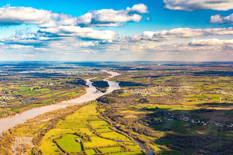 Paysage d'un fleuve vu du ciel