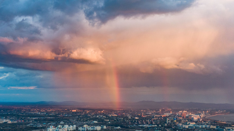 Arc-en-ciel au-dessus d'une ville