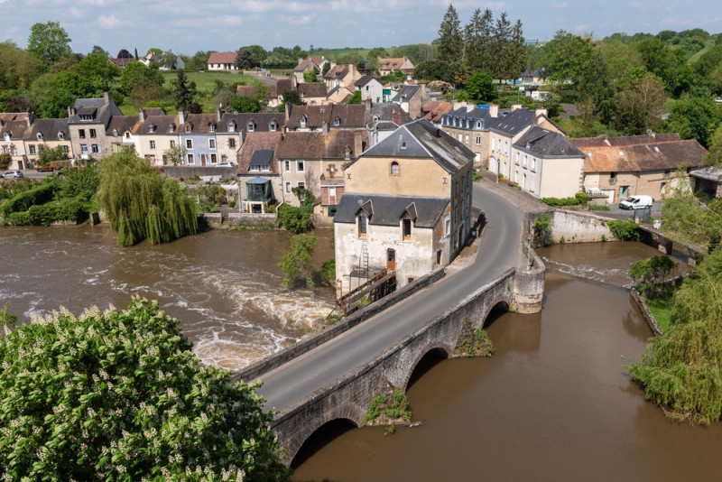 Un pont et un village dans les pays de la loire
