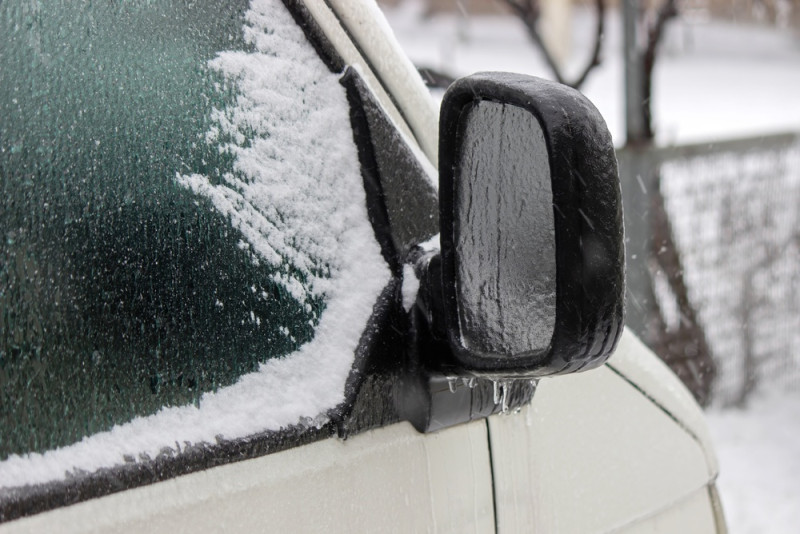 Un rétroviseur couvert de pluie